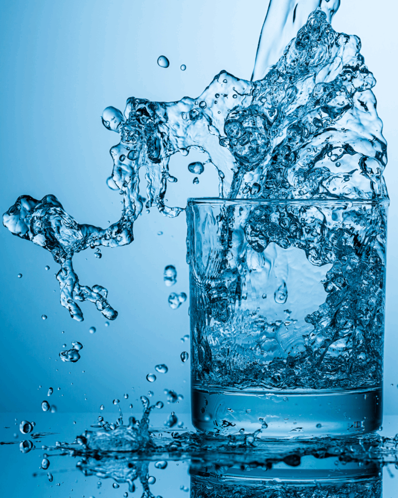 So viel Wasser solltest du Ü50 wirklich trinken – Dein ultimativer Ratgeber